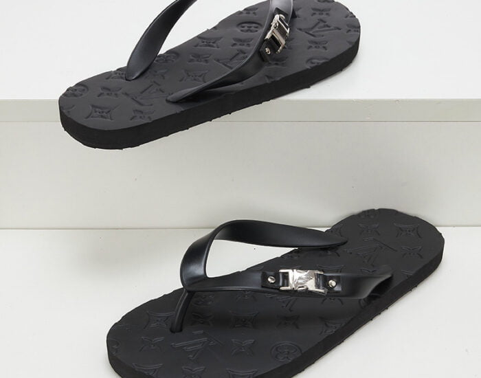 Dép tông Louis Vuitton họa tiết Monogram khóa cài