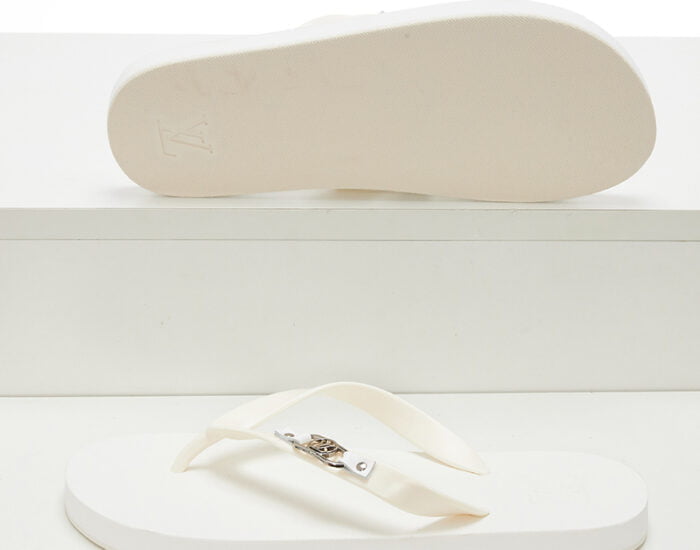 Dép tông Louis Vuitton màu trắng họa tiết tag logo