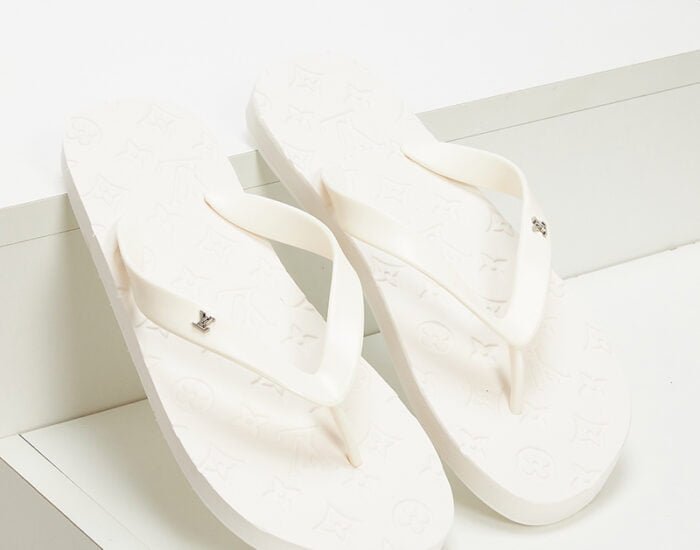 Dép tông Louis Vuitton màu trắng họa tiết logo nhỏ