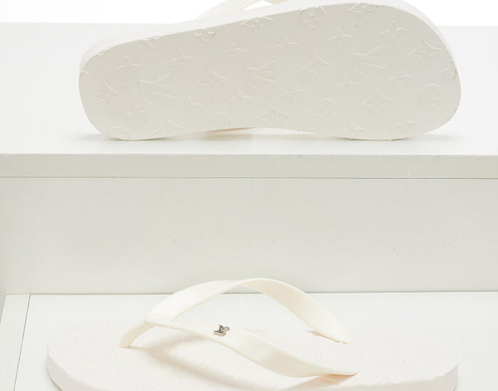 Dép tông Louis Vuitton màu trắng họa tiết logo nhỏ